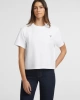 Guess Kadın Beyaz Boxy Mini  Üçgen Logolu T-Shirt