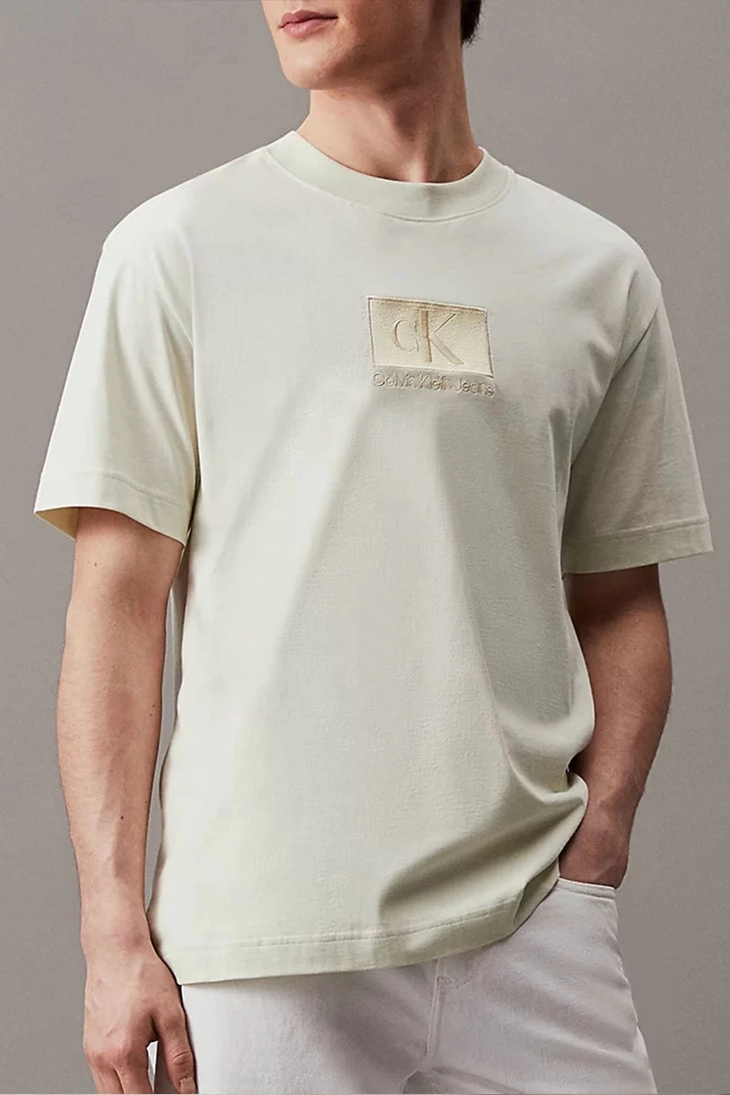 EMBROIDERY PATCH TEE
