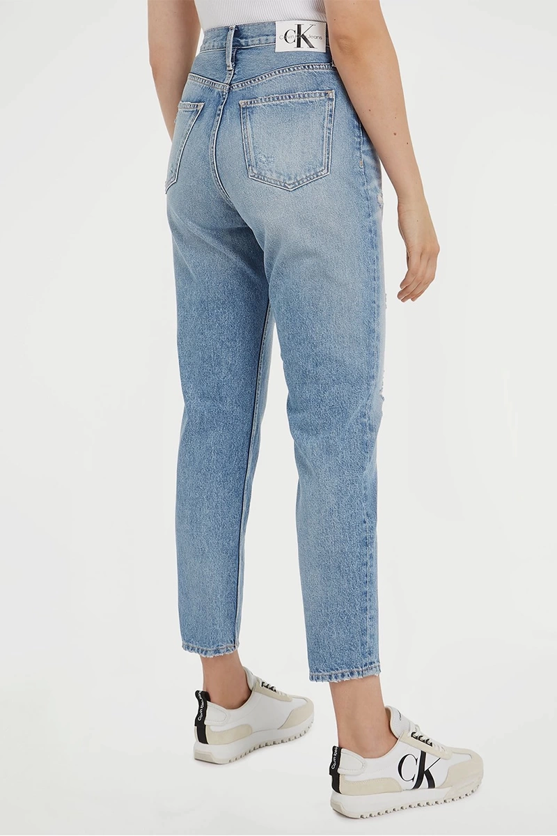Calvin Klein Kadın Yırtık Detaylı Mom Jeans Pantolon