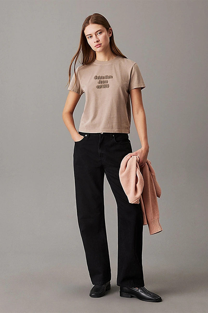 Calvin Klein Kadın Kabartmalı Logo Slim Fit Bej T-shirt