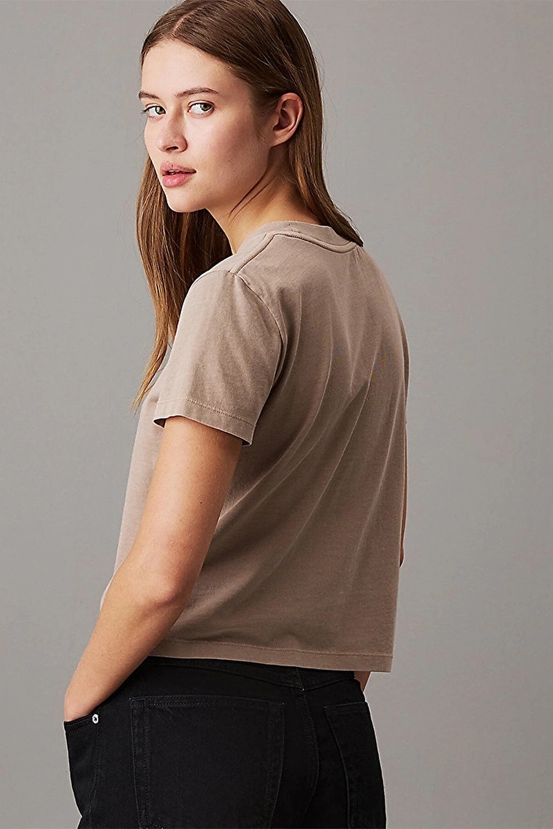 Calvin Klein Kadın Kabartmalı Logo Slim Fit Bej T-shirt