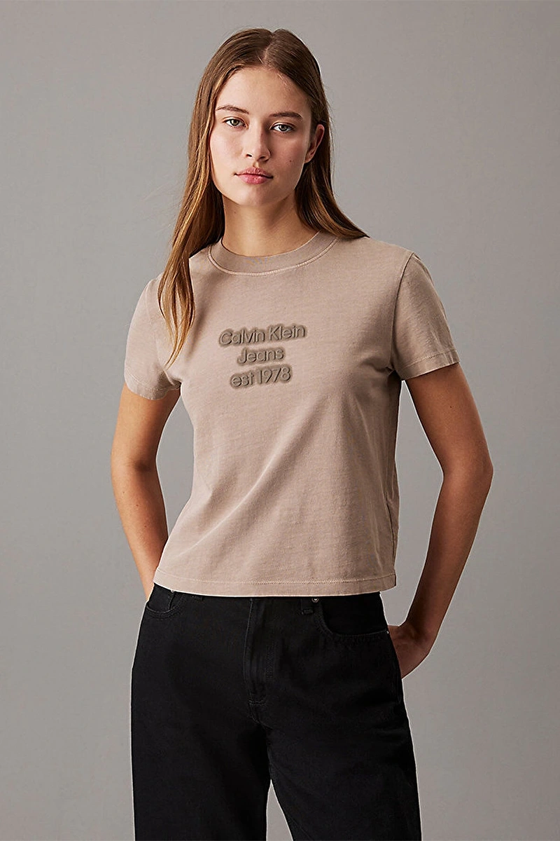 Calvin Klein Kadın Kabartmalı Logo Slim Fit Bej T-shirt
