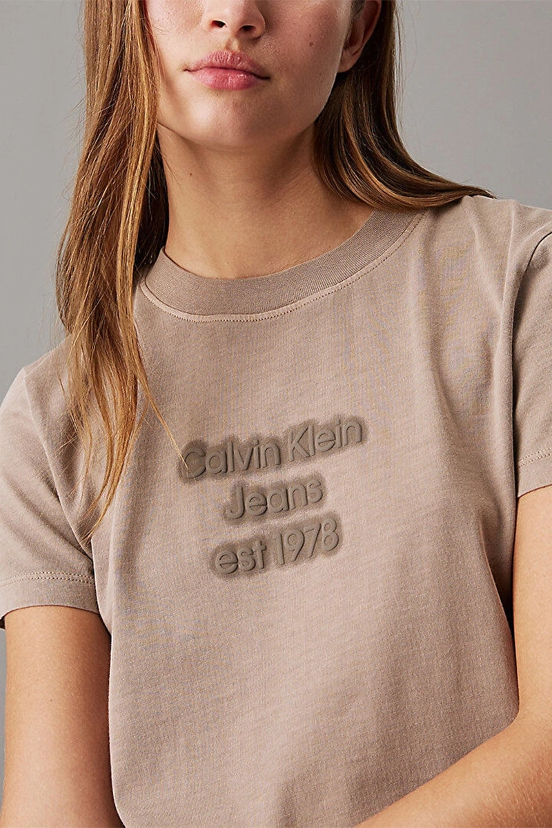 Calvin Klein Kadın Kabartmalı Logo Slim Fit Bej T-shirt