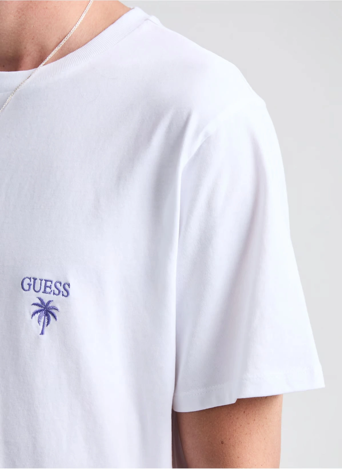 Guess Erkek Beyaz Palmiye Desenli Tişört