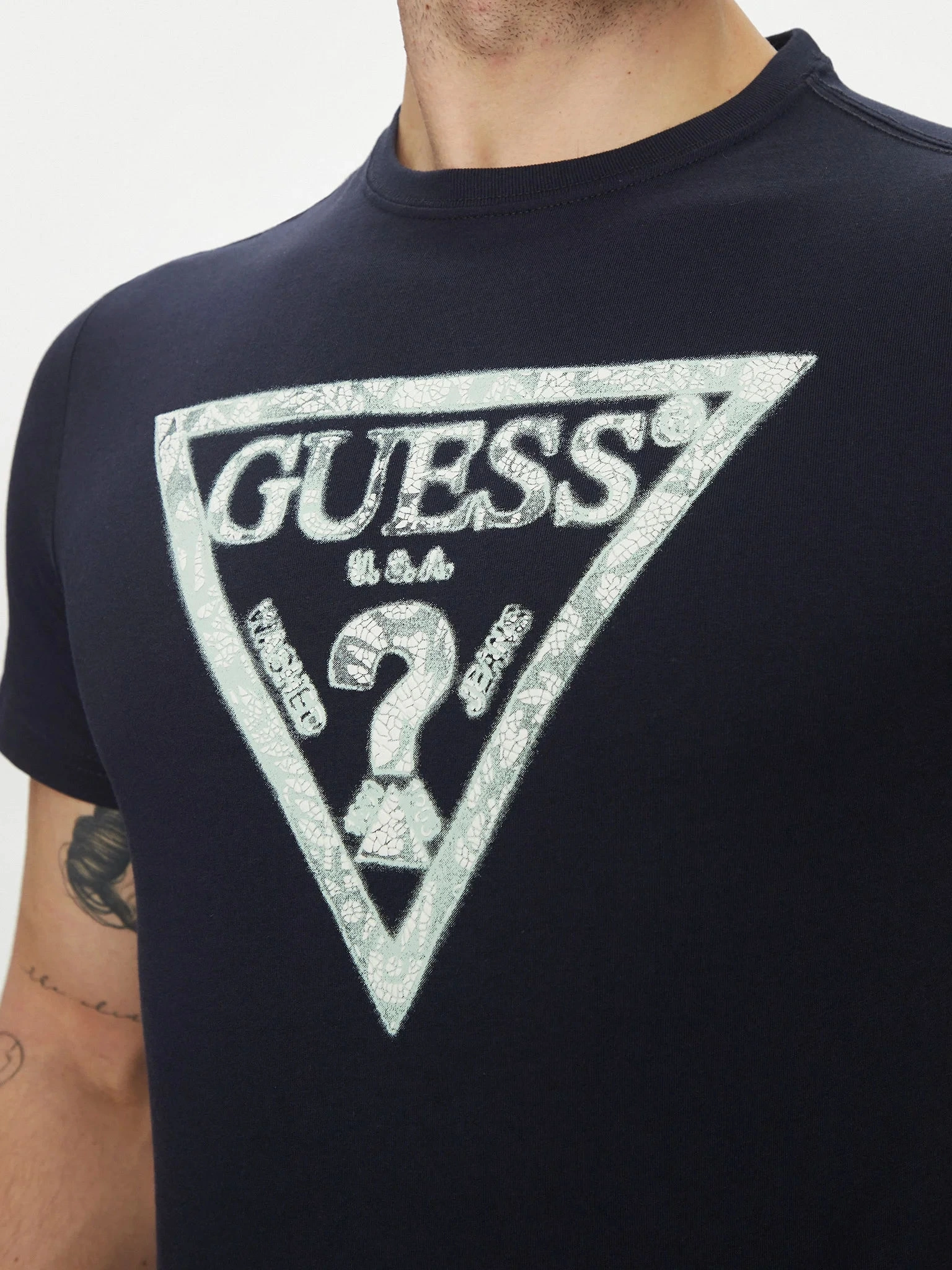 Guess Erkek Lacivert Triangle Logolu Tişört