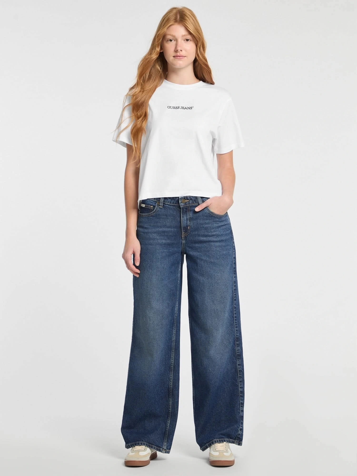 GUESS JEANS Kadın Crop Boxy T-shirt Nakış İşlemeli Beyaz