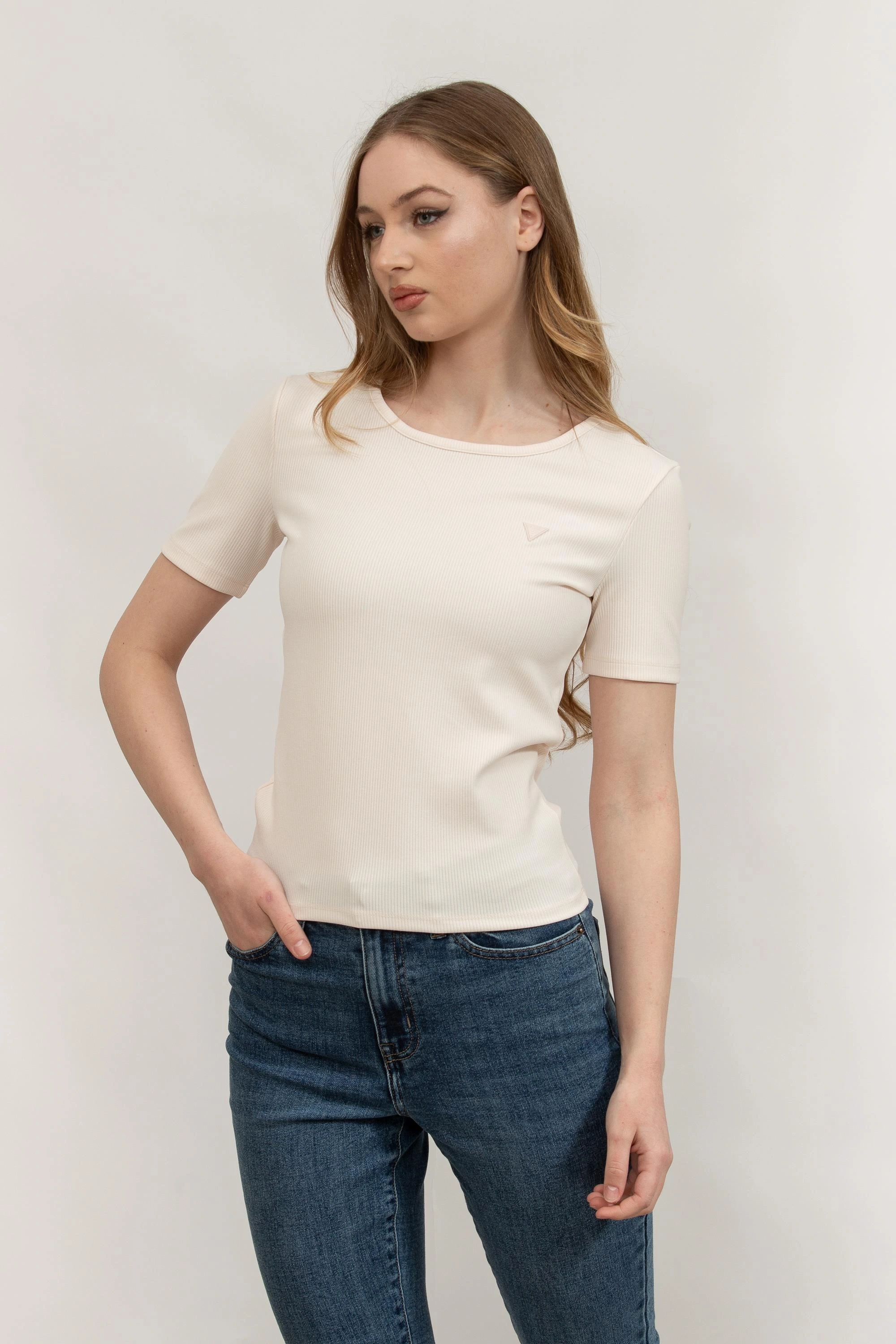 Guess Kadın Krem Logolu T-Shirt