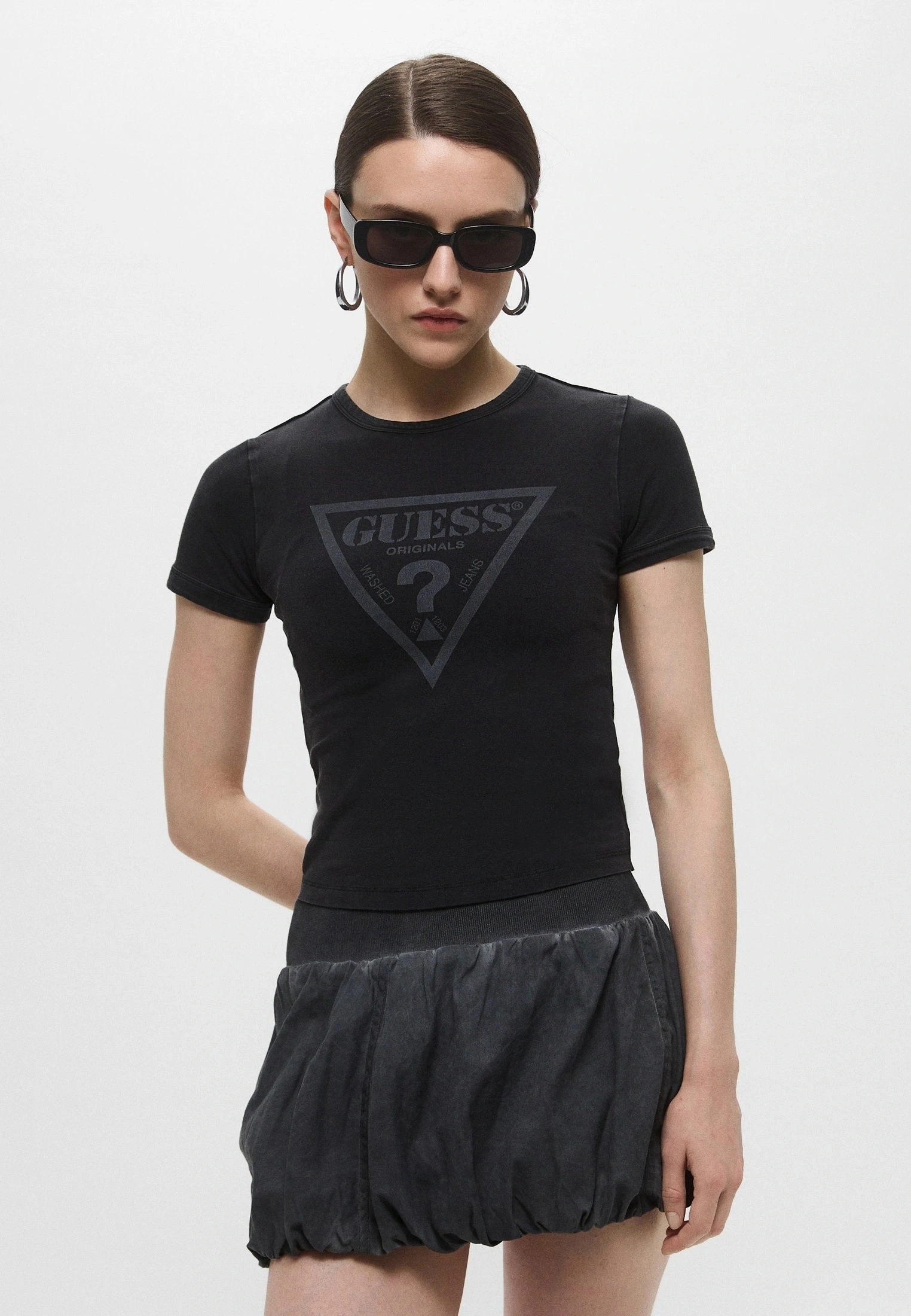 Guess Kadın Siyah Slim Fit Vintage Triangle Tişört