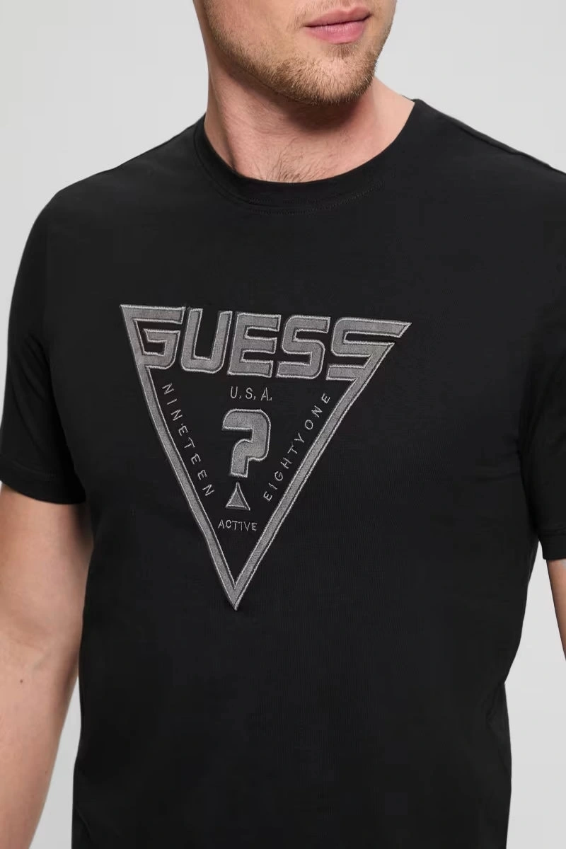 Guess Erkek Siyah Üçgen Logolu Nakış İşlemeli T-Shirt