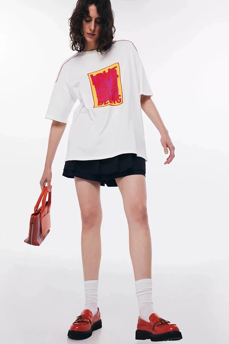 Twist Kontrast Dikişli Görsel Baskılı T-shirt