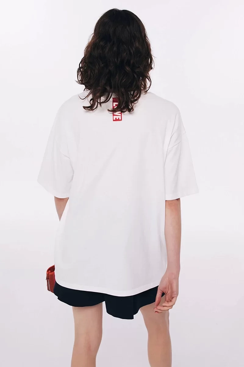 Twist Kontrast Dikişli Görsel Baskılı T-shirt