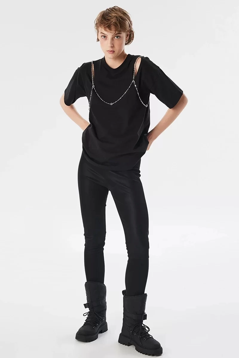 Twist Metal Zincir Aksesuarlı T-Shirt