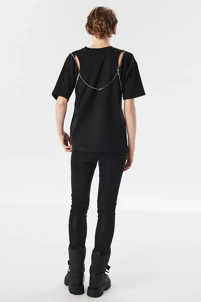 Twist Metal Zincir Aksesuarlı T-Shirt