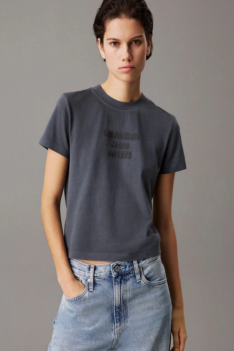 Calvin Klein Kadın Kabartmalı Logo Slim Fit Gri T-shirt