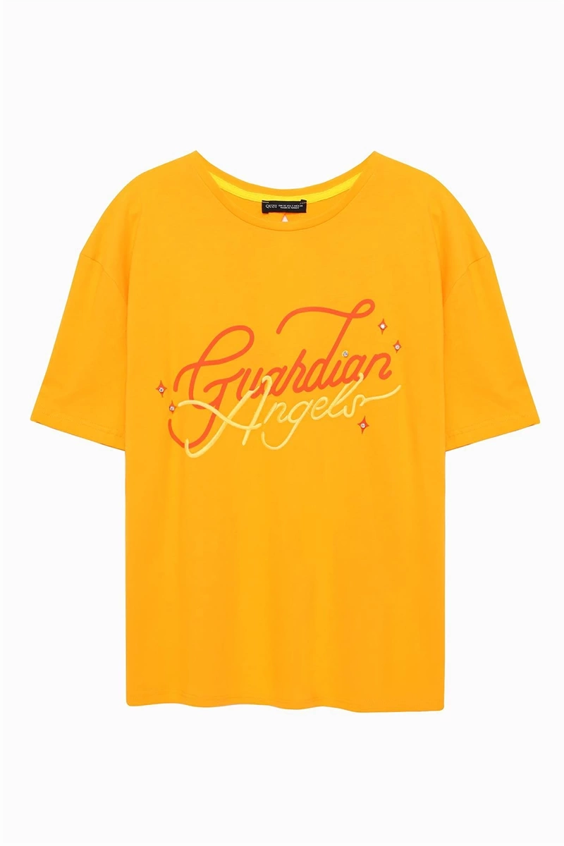 Yırtmaç Detaylı Tshirt
