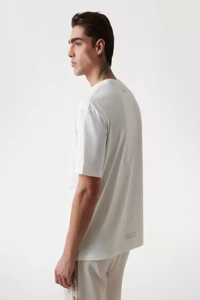 Guess Erkek Rahat Kalıp Beyaz Üçgen Logolu T-Shirt