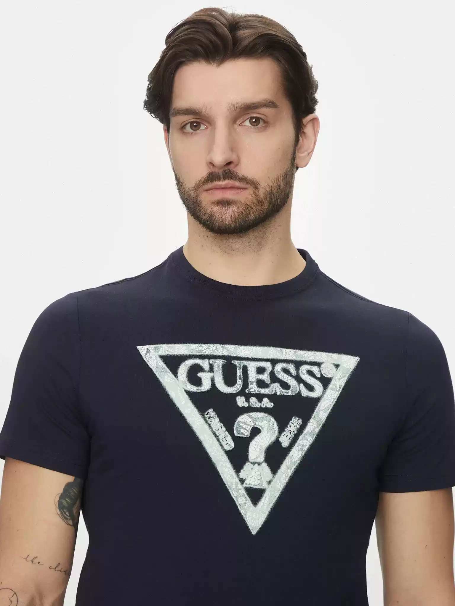 Guess Erkek Lacivert Triangle Logolu Tişört