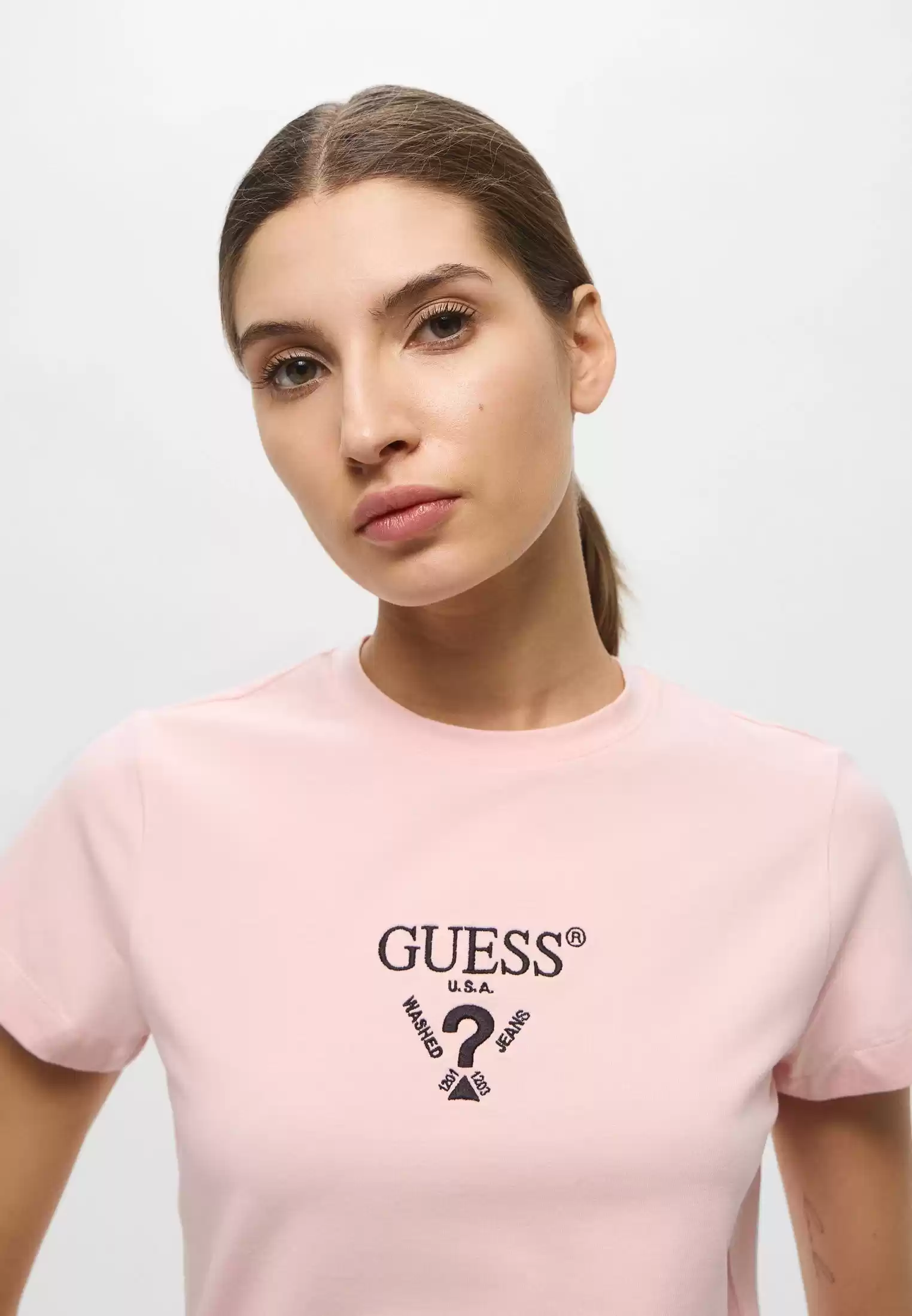 Guess Kadın Pembe Önü Logolu T-Shirt