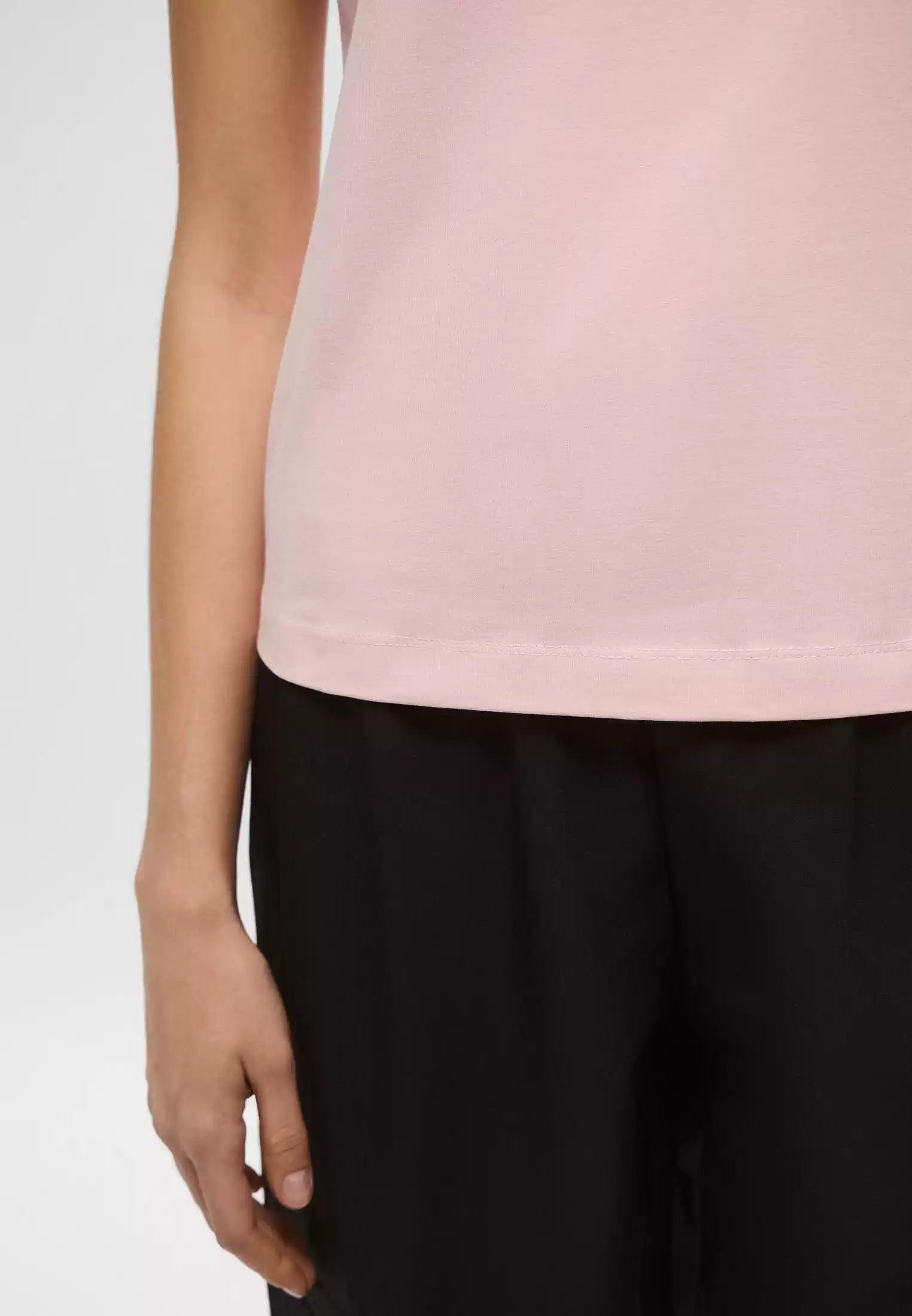Guess Kadın Pembe Önü Logolu T-Shirt
