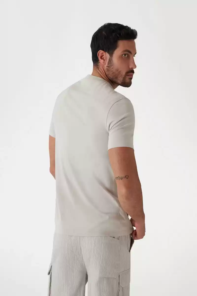 Guess Erkek Gri Üçgen Logolu Nakış İşlemeli T-Shirt