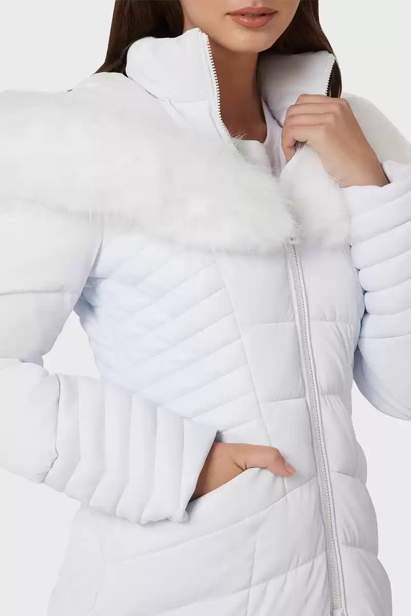 Guess Kadın Suni Kürk Kapüşonlu Beyaz Şişme Mont