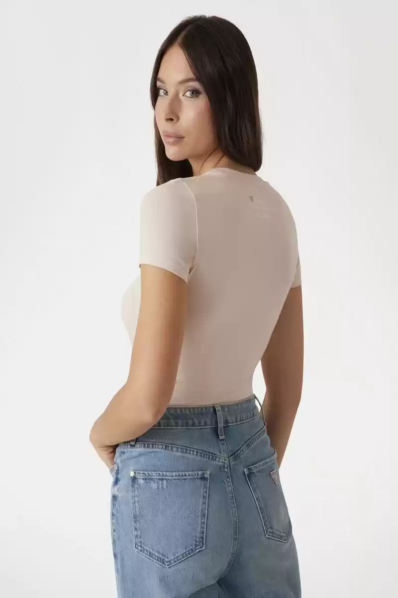 Guess Kadın Pembe Çita Desenli Üçgen Logolu T-Shirt