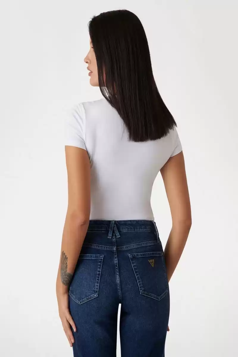 Guess Kadın Beyaz Çita Desenli Üçgen Logolu T-Shirt