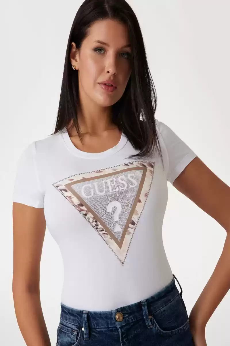 Guess Kadın Beyaz Çita Desenli Üçgen Logolu T-Shirt