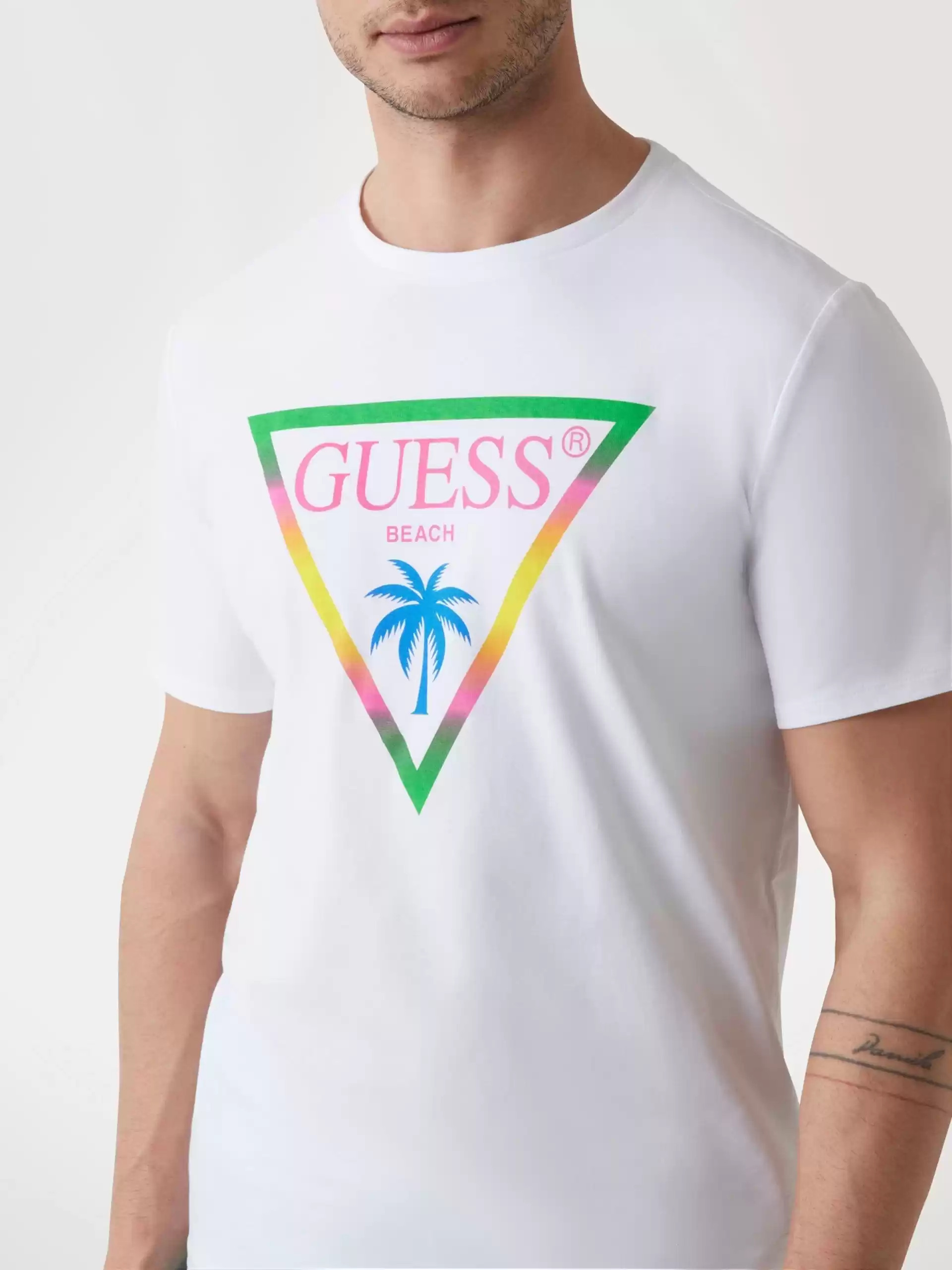 Guess Erkek Beyaz Üçgen Logolu Tişört