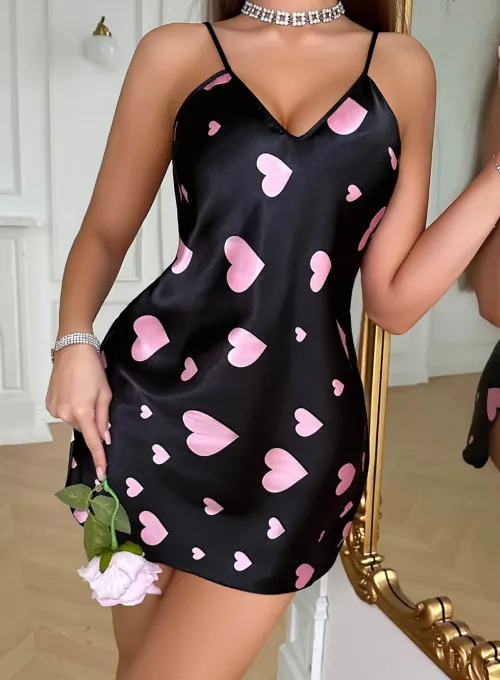 Pembe Kalp Desenli Siyah Saten Gecelik