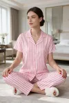 Kadın Pembe Beyaz Çizgili Kısa Kollu Düğmeli Milan Kumaş Pijama Takımı