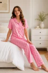 Pembe Kiraz Desenli Kısa Kollu Gömlek Yaka Milan Kumaş Kadın Pijama Takımı