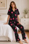 Siyah Çilek Desenli Kısa Kollu Gömlek Yaka Milan Kumaş Kadın Pijama Takımı
