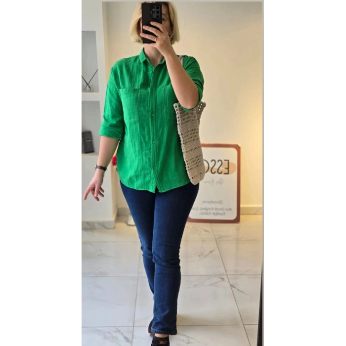 Canlı Yeşil Düğmeli Gömlek