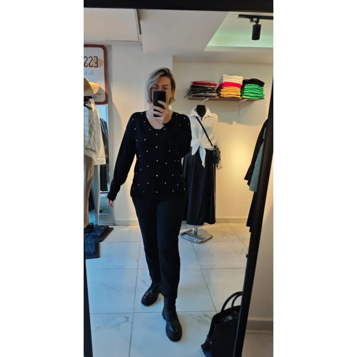 Siyah Nokta Taşlı V Yaka Kazak