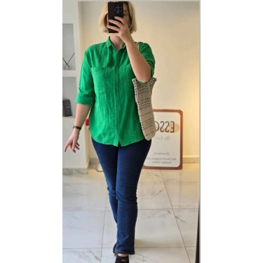 Canlı Yeşil Düğmeli Gömlek
