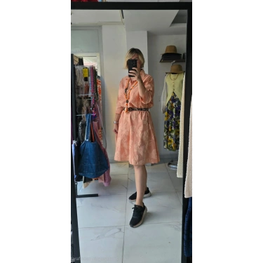 Şeftali Rengi Kuşaklı Desenli Elbise