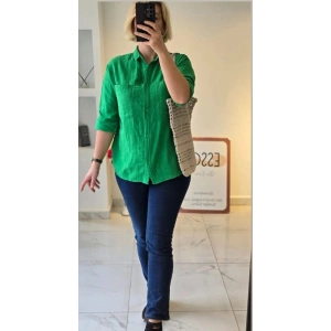 Canlı Yeşil Düğmeli Gömlek