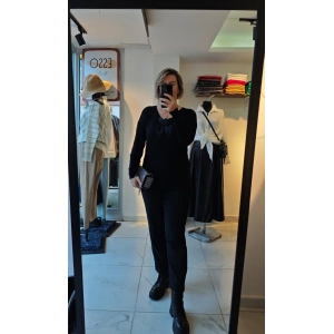 Fiyonk Detaylı Siyah Triko