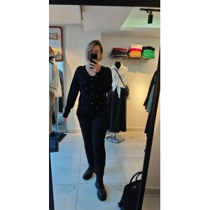 Siyah Nokta Taşlı V Yaka Kazak