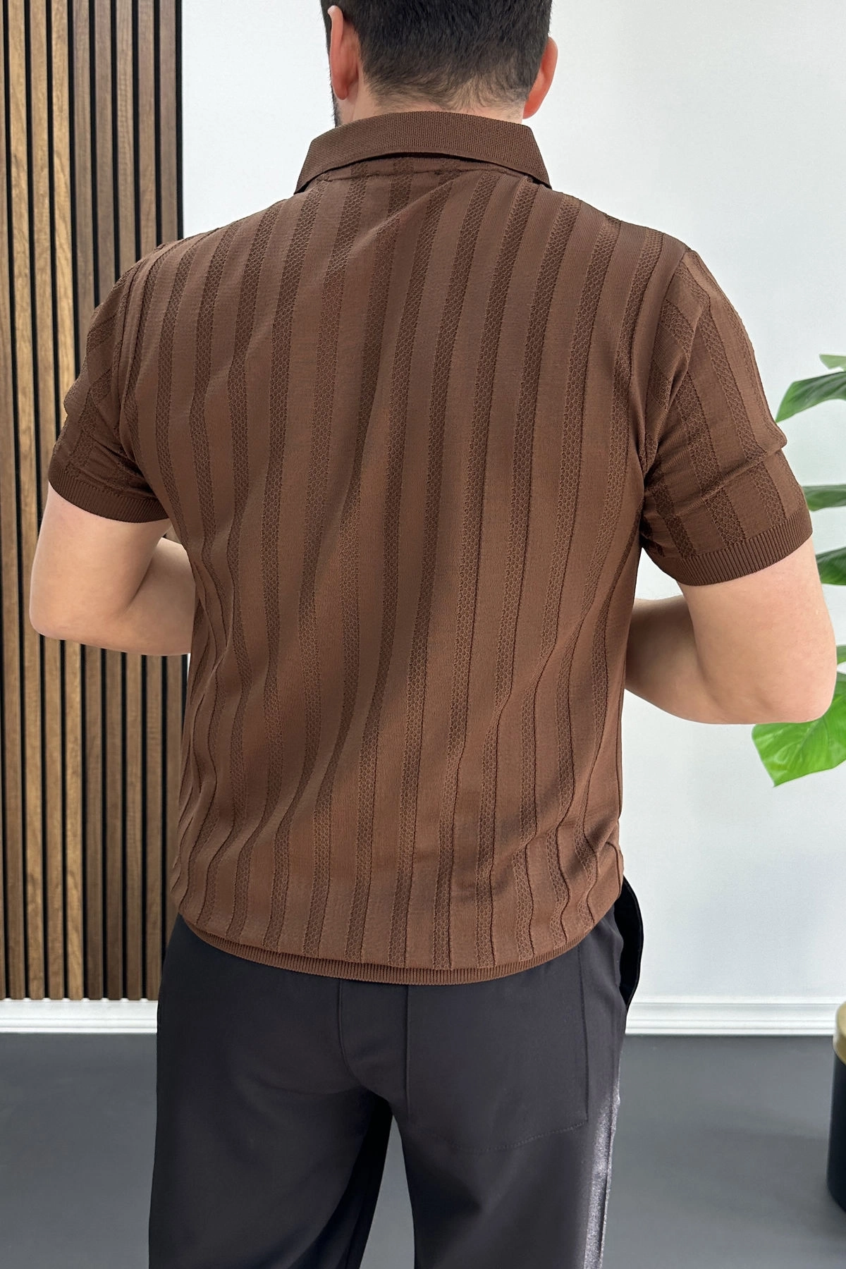 Erkek Açık Yaka Desenli Tişört Kahverengi Edw453