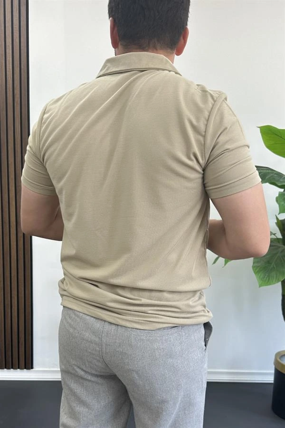 Erkek Yakası ve Kolu Nakış Detaylı Polo Yaka Fermuarlı Tişört Vizon Edw392
