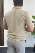 Erkek Yakası ve Kolu Nakış Detaylı Polo Yaka Fermuarlı Tişört Vizon Edw392