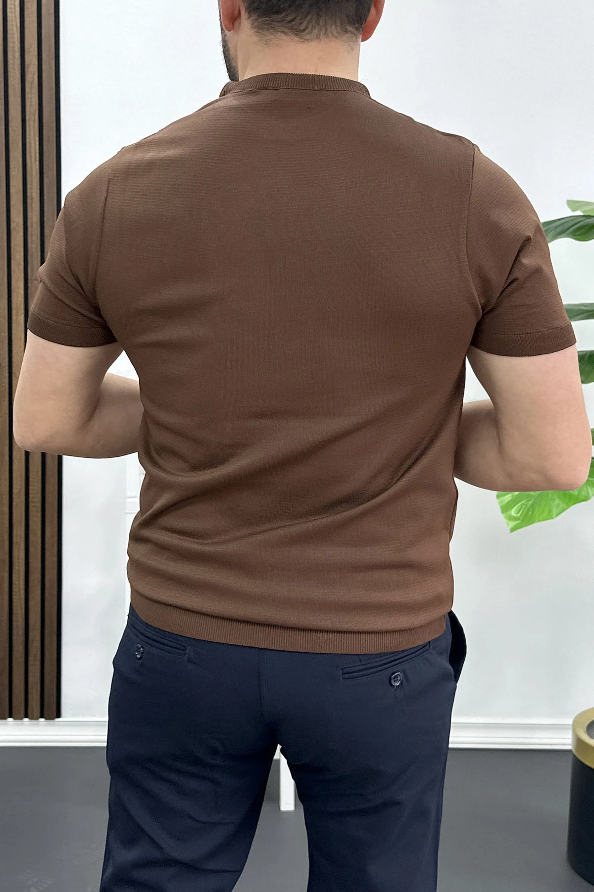 Erkek Düz Desen Bisiklet Yaka Tişört Kahverengi Edw459