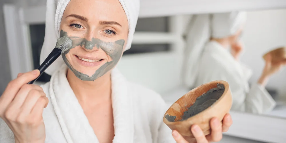 طريقة فعالة لمحاربة البقع السوداء: التنظيف العميق وتضييق المسام للبشرة الدهنية!