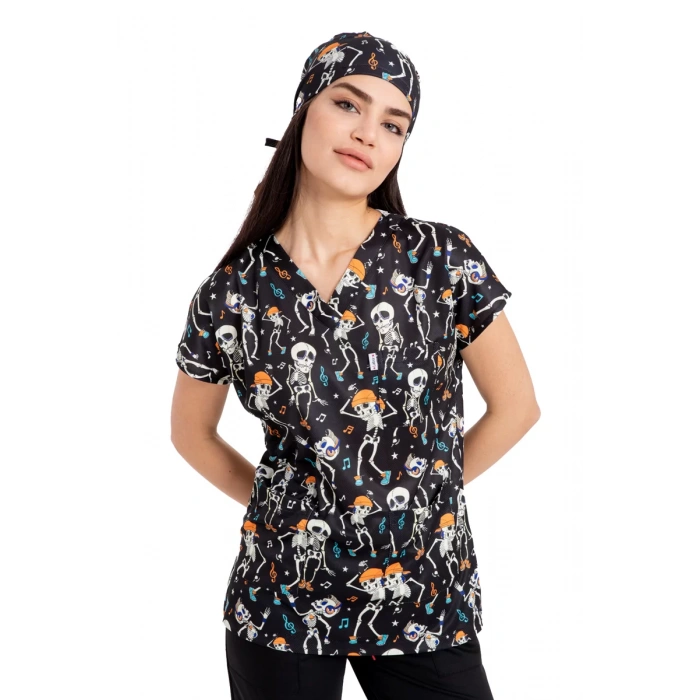 Scrubs cerrahi forma kadın tek üst dans eden iskeletler