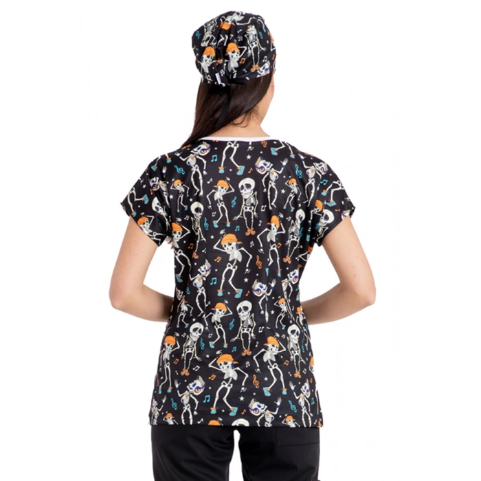 Scrubs cerrahi forma kadın tek üst dans eden iskeletler