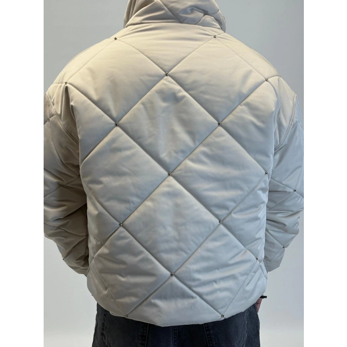 Taş Detaylı Kapitone Mont Ekru