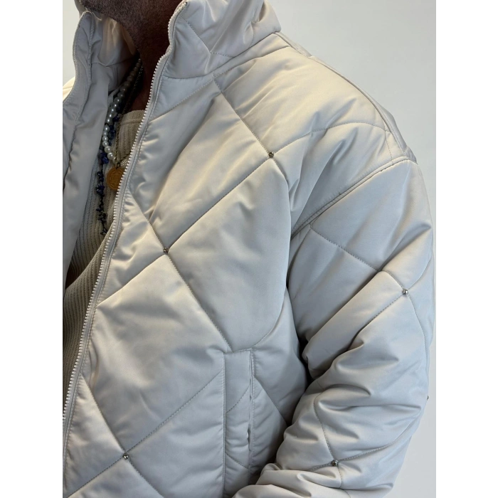 Taş Detaylı Kapitone Mont Ekru