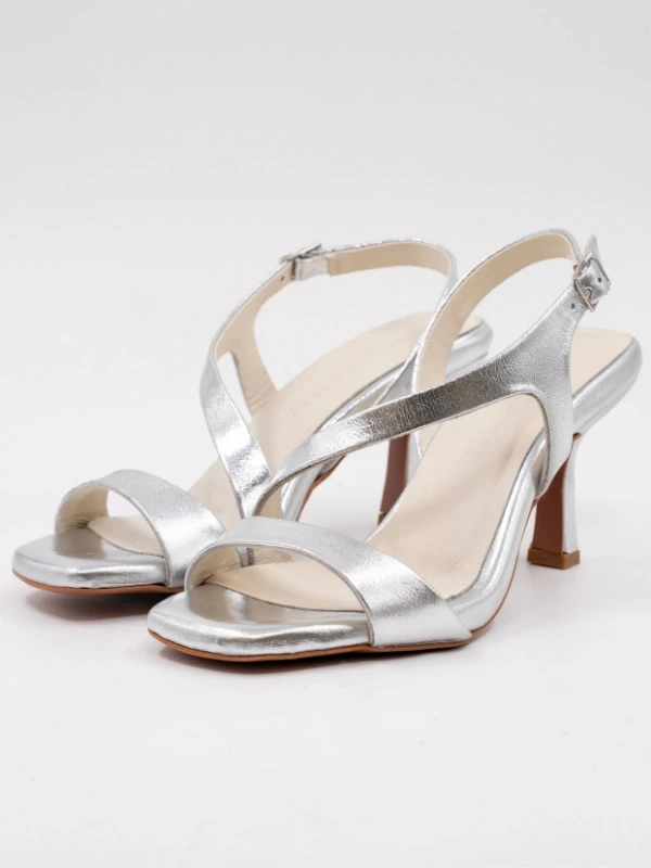 ÇAPRAZ DETAY DERİ TOPUKLU SANDALET LAME